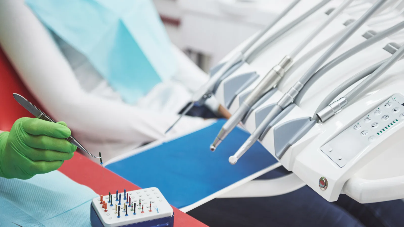 Endodoncista realizando un tratamiento de conducto en Clínica San Javier