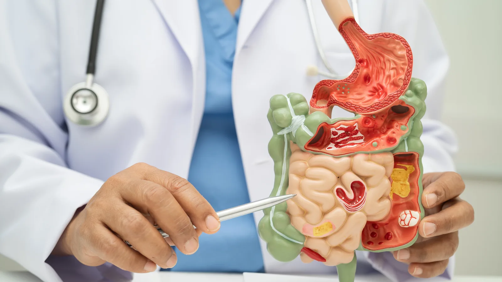 Gastroenterólogo en consulta con un paciente en Clínica San Javier