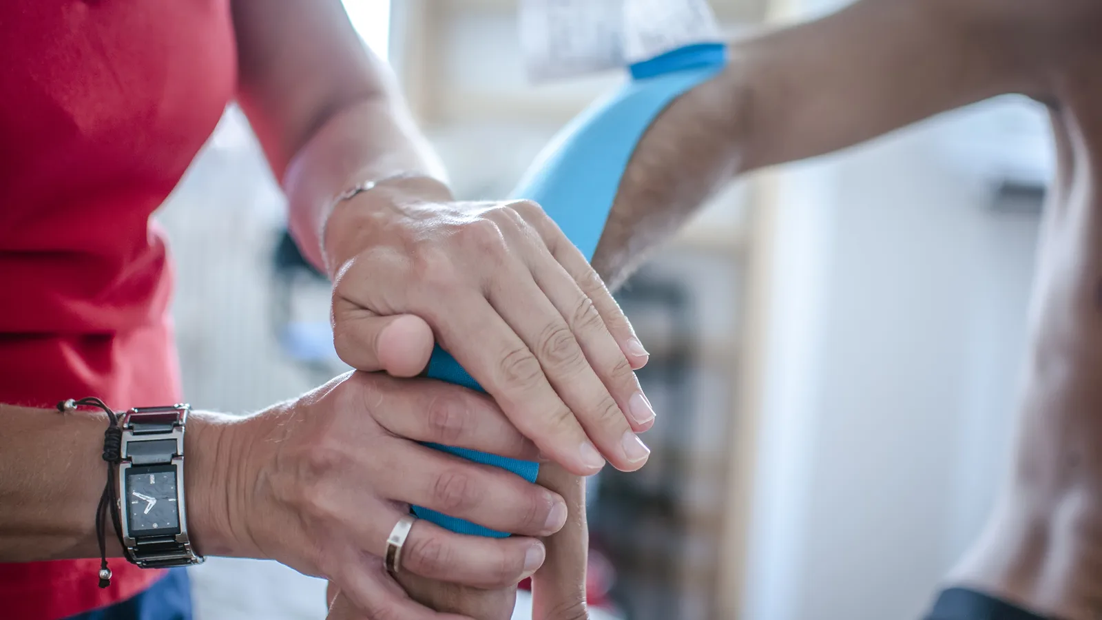 Kinesiólogo guiando un ejercicio de rehabilitación en Clínica San Javier