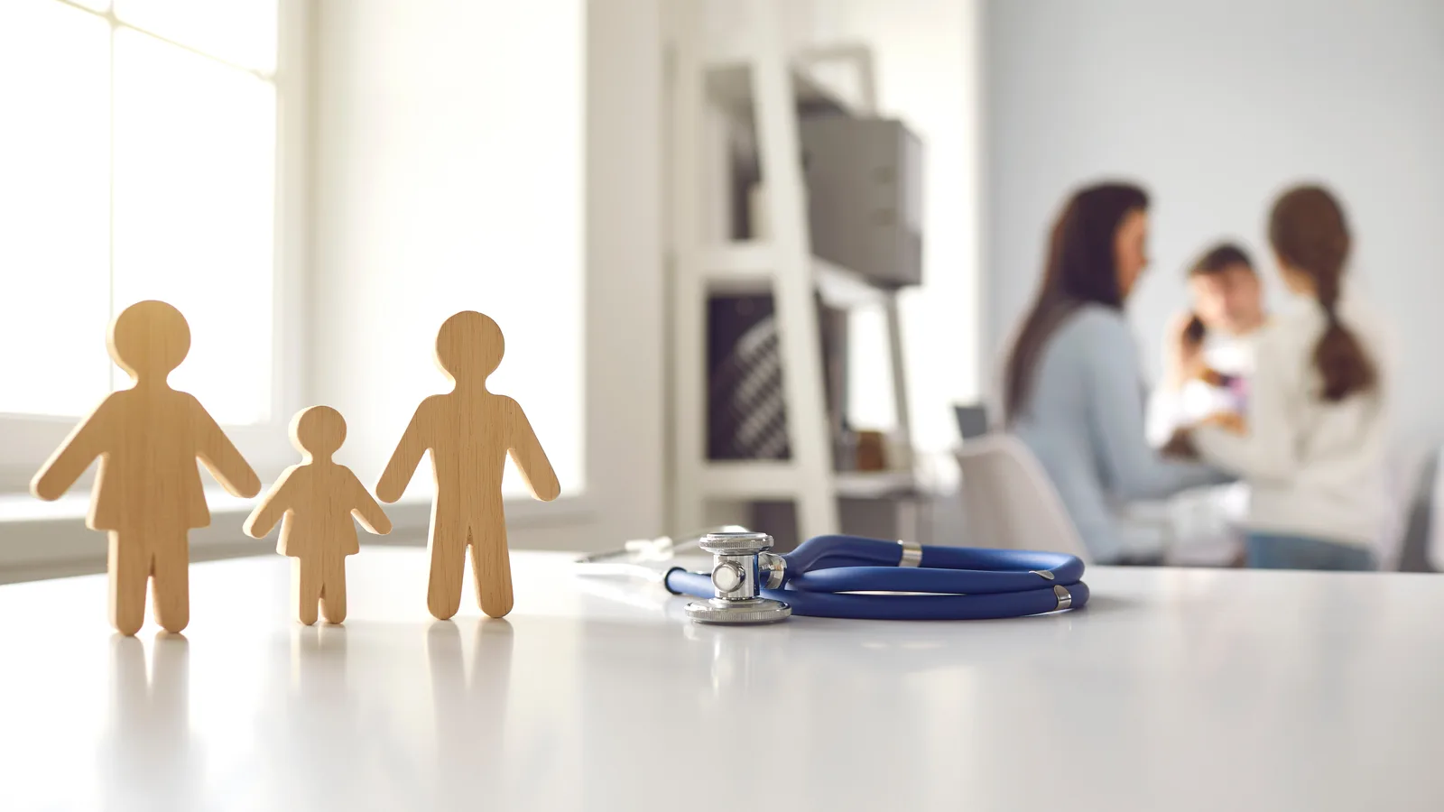 Médico de familia atendiendo a una familia en Clínica San Javier