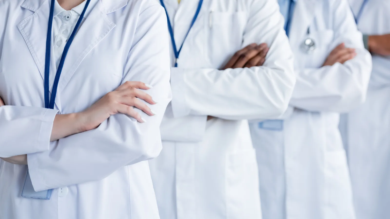Médico general realizando una consulta a un paciente en Clínica San Javier