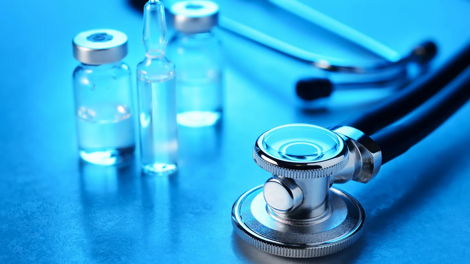 Médico internista revisando exámenes con un paciente adulto en Clínica San Javier