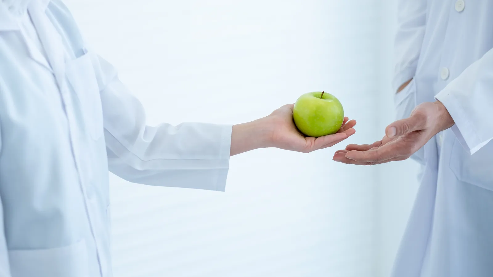 Nutricionista en consulta entregando orientación alimentaria en Clínica San Javier