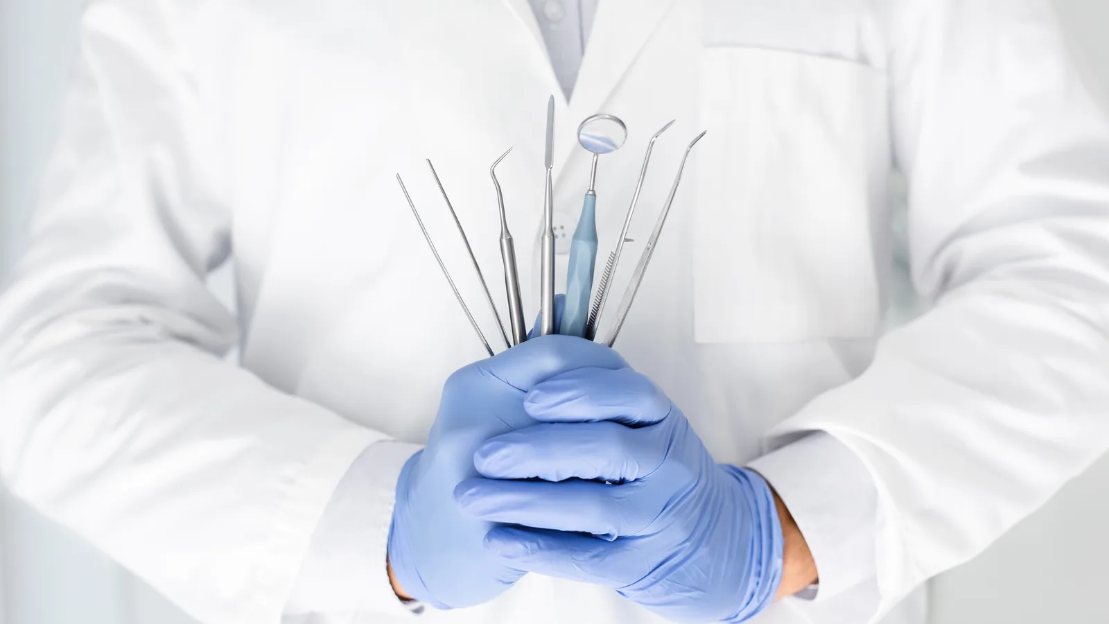 Odontólogo realizando un control dental a un paciente en Clínica San Javier