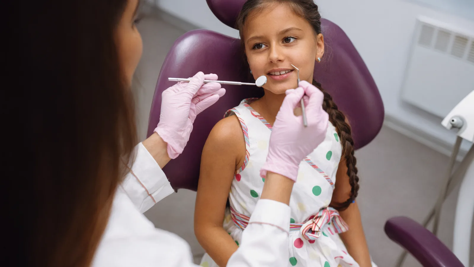Odontopediatra atendiendo a un niño en el sillón dental en Clínica San Javier