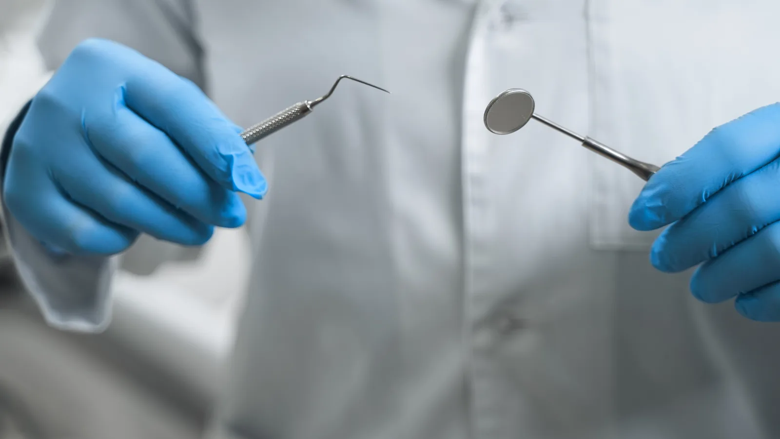 Ortodoncista controlando un tratamiento con aparatos fijos en Clínica San Javier