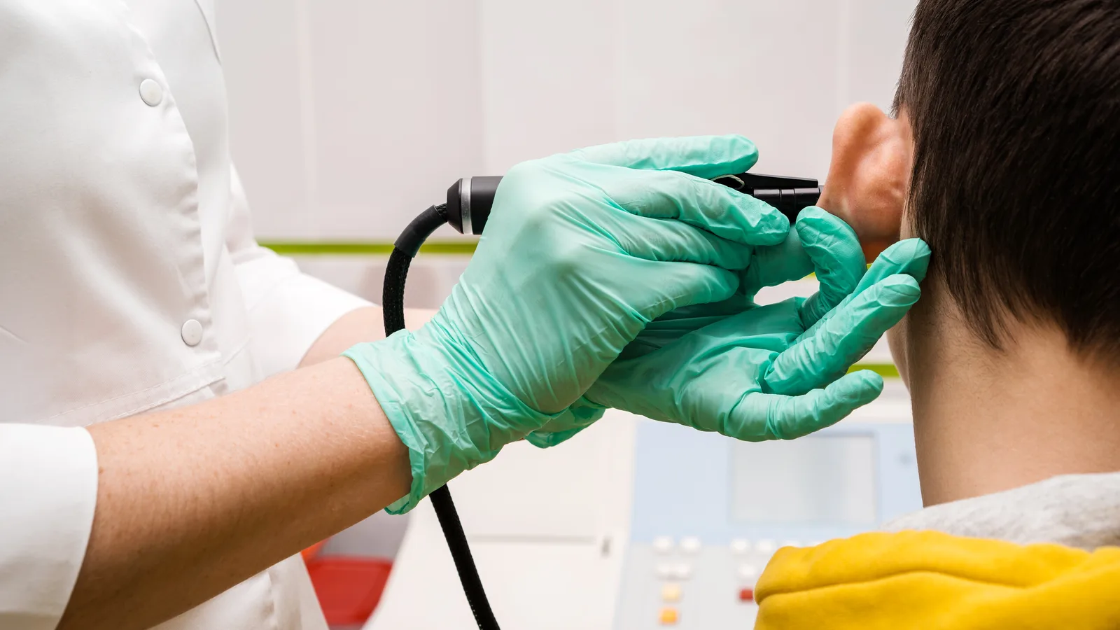 Otorrinolaringólogo examinando el oído de un paciente en Clínica San Javier
