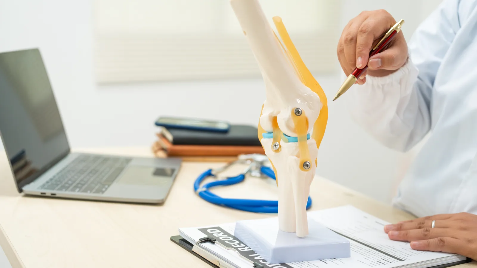 Traumatólogo evaluando la rodilla de un paciente en Clínica San Javier